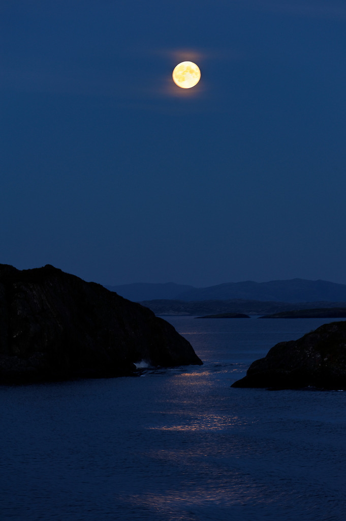 Vollmond ueber Fjord | Norwegen - July 15, 2011: Vollmond ueber Fjord. - Realisiert mit Pictrs.com