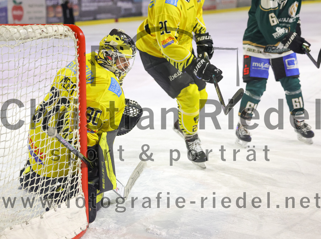 2025-12-28_068_TSV_Erding_gegen_onesto_Tigers_Bayreuth | Erding, Deutschland, 28.12.2025:Eishockey, Oberliga Süd 2025 / 2026, 31. Spieltag, TSV Erding gegen onesto Tigers Bayreuth, Endergebnis: 6:5 n.V.Torwart Maximilian Meier (onesto Tigers Bayreuth, #30), Adam Schusser (onesto Tigers Bayreuth, #20), Dennis Miller (Erding Gladiators, #61)Foto: Christian Riedel / fotografie-riedel.net