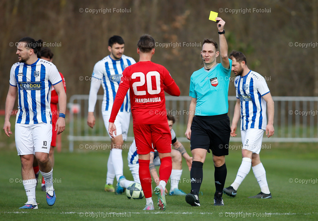 A_LUI_28032026_11 | SPORT,FUSSBALL, LT1 OOE LIGA ASKOE OEDT 1B-SV ZEBAU BAD ISCHL 28.03.2026 IM BILD: SCHIEDSRICHTER EDIN KUSTURAZEIGT MICHAEL LEONHATRSBERGER  (OEDT1B) DIE GELBE KARTE  FOTO:FOTLUI 