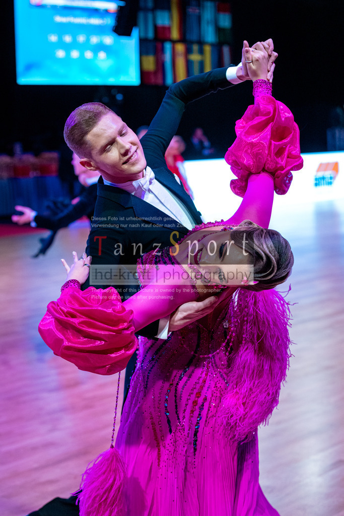 20251212_WDSF_World_Ch_Cup_RS-Std_0807-2 | Tanzsportbilder, Standardtanz, Lateintanz, WDSF, DTV, LTVB, dancecomp, goc, hessen tanzt, blaues band der spree, walzer, tango, wiener walzer, slowfox, quickstepp, samba, rumba, cha-cha-cha, paso doble. jive, hd-kroft photography, turniertanzsport
