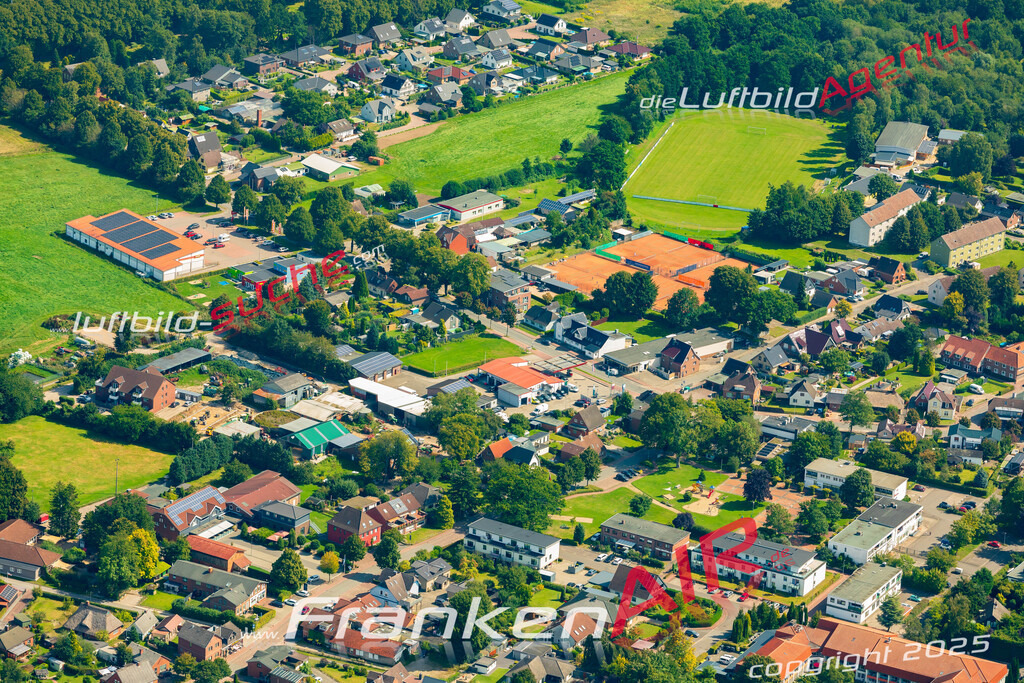 Bild der Stadt Wankendorf - Die Luftaufnahme wurde 2025 vom UL-Flugzeug heraus erstellt ( keine Drohne ) - Hochauflösende Luftaufnahme - für professionelle Ausdrucke geeignet. Die Geschenkidee !Hier alle&nbsp;Infos zur Lizenzierung der LuftaufnahmeWir fliegen auch dieses Jahr wieder in Ihre Region um Luftbilder zu erstellen.- Luftbild anfragen