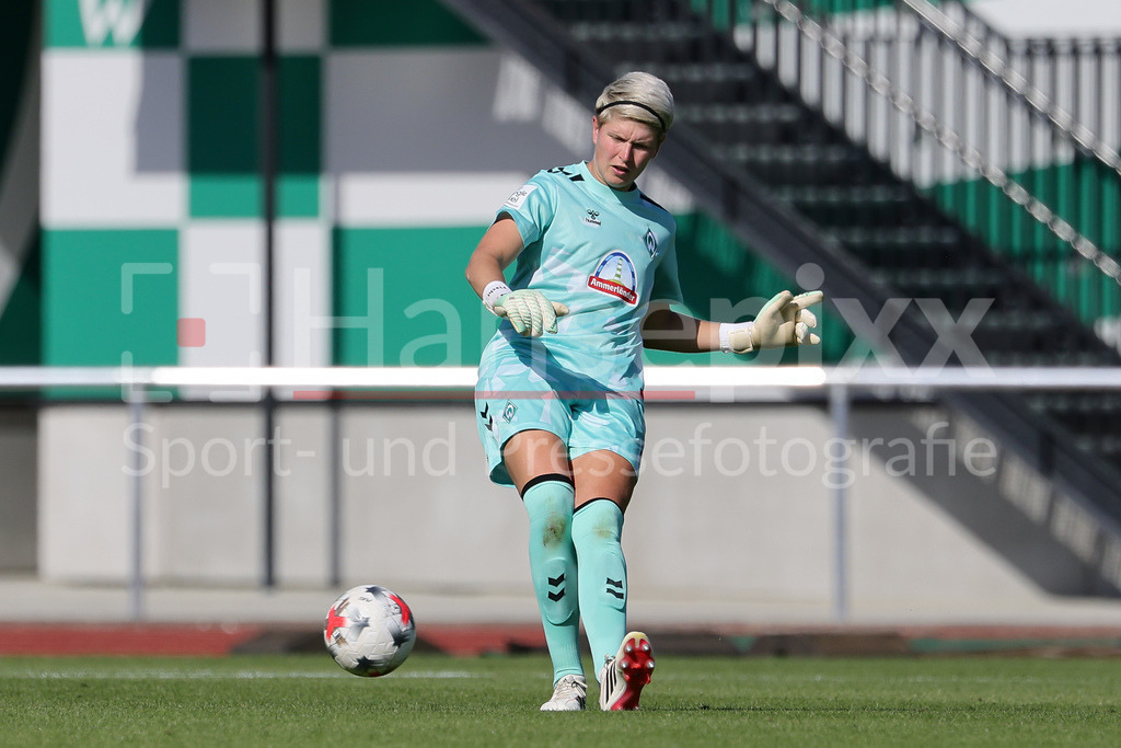 Fussball, Testspiel Frauen, SV Werder Bremen - VfL Wolfsburg | Vanessa Fischer (Torhüterin, Torwart, SV Werder Bremen, 1) am Ball, Freisteller, Einzelbild, Ganzkörper, Aktion, Action, Spielszene