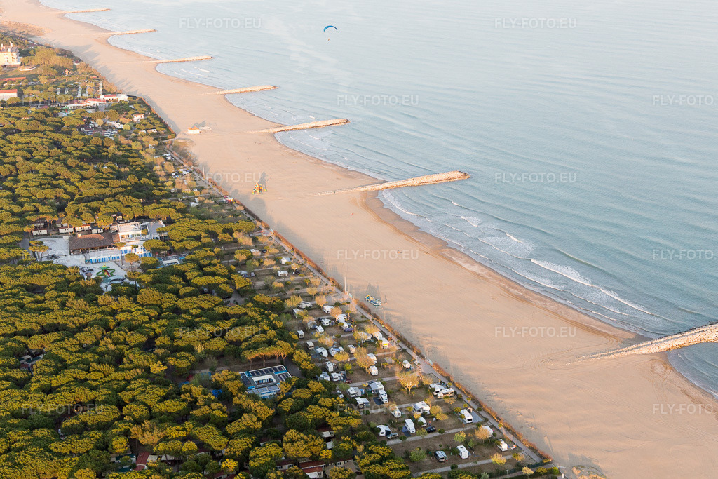 Vue aérienne: Vue de la ville à Ca' Pasquali dans le département Vénétie, Italie. Photo: IMG_098299.jpg prise le 03/04/2017 par Werner Riehm/FLY-FOTO.eu – Résolution de l'original: 5472 x 3648 px