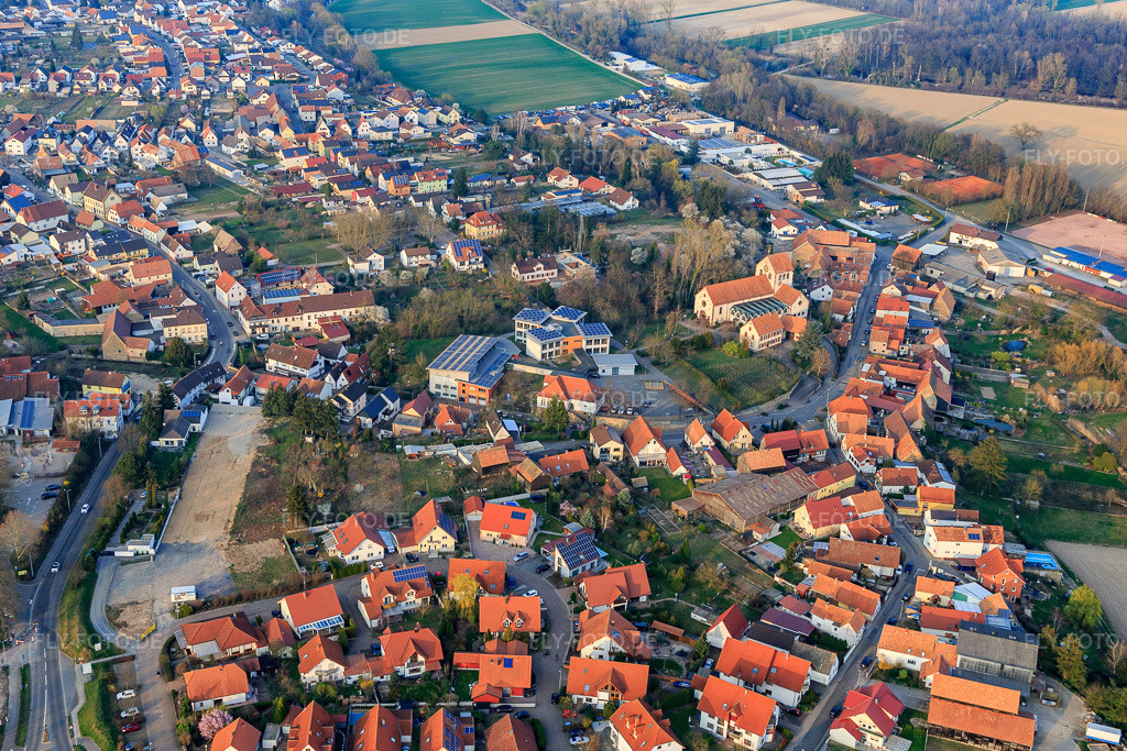 Luftbild: Am Hausberg und Turn- und Festhalle Hördt in Hördt im Bundesland Rheinland-Pfalz in Deutschland. Foto: IMG_113267.jpg vom 23.03.2019 durch Werner Riehm/FLY-FOTO.de