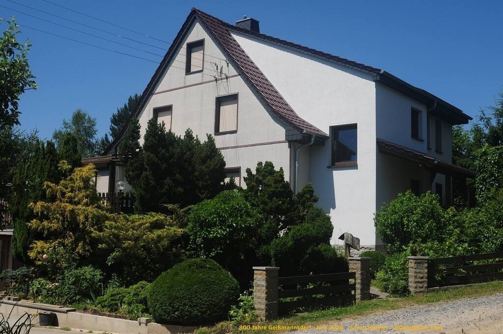 Geißmannsdorf-2026-Ortsbilder-501 | Geißmannsdorf bei Bischofswerda im Sommer 2026. Ein fotografischer Streifzug durch das Dorf Geißmannsdorf, mit Gebäuden, Straßen, Strohpuppen und geschmückten Vorgärten und Grundstücken anlässlich der 800-Jahr-Feier von Geißmannsdorf im Juni 2026 - Realisiert mit Pictrs.com