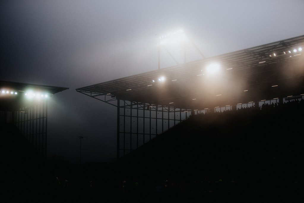 IMG_5402 | Der offizielle Shop für FC St. Pauli Fotos. Wähle aus Spielszenen & Fanmomenten dein FCSP Wunschformat. Wir liefern Millerntor-Atmosphäre.