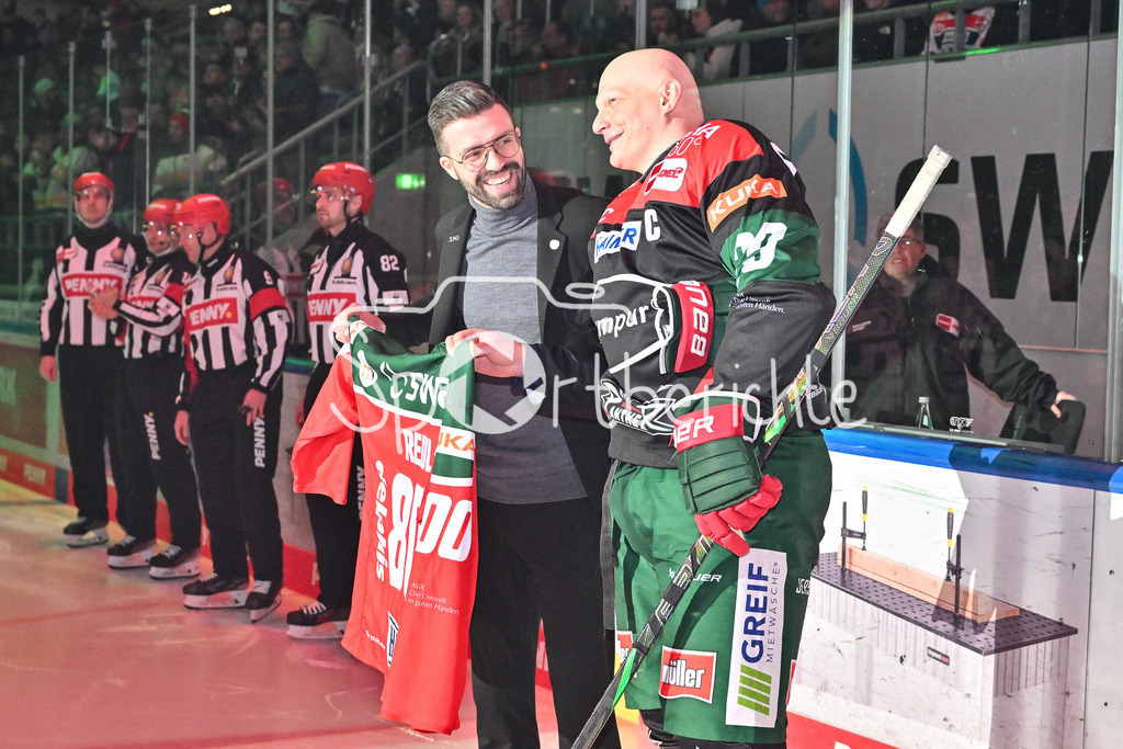 Augsburger Panther - Schwenninger Wild Wings | Vor der Partie wird Denis REUL (Augsburger Panther #29) fuer sein 800stes / 800 / DEL Spiel geehrt / Max HORBER / DEL: Augsburger Panther - Schwenninger Wild Wings, Curt Frenzel Stadion am 24.01.2025