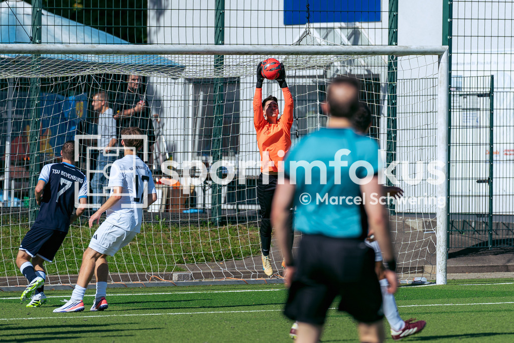 SV Jägerhaus-Linde – TSV Beyenburg | Jona Alessandro Giangreco (1, TSV Beyenburg) fängt einen Ball. Kreisliga A: SV Jägerhaus-Linde gegen TSV Beyenburg, Wuppertal, 27.09.2026. Endstand: 1:2 (0:1). sportimfokus / Marcel Schwering - Realisiert mit Pictrs.com