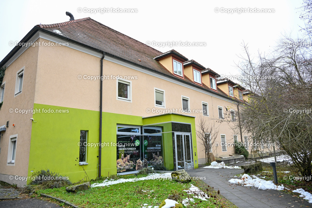 Biologiezentrum Linz_ 12.12.2023-10 | 12.12.2023, Biologiezentrum Linz, AUT, Biologiezentrum, im Bild Gebauede, Eingang, Schild, Garten