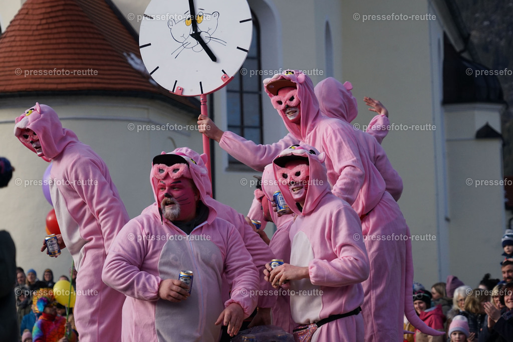 04-news-2023-Feb11-Fasching-Weissenbach-DSC01865 | Info aus dem Bezirk Reutte/Ausserfern Tirol sowie eine umfangreiche Bilddatenbank über die gesamte Region: Lechtal, Talkessel Reutte, Tannheimertal, Zwischentoren. Lech, Plansee, Zugspitze, Grenztunnel, B179, Fernpassstraße, Verkehr, Lawinen, Tradition, - Realisiert mit Pictrs.com