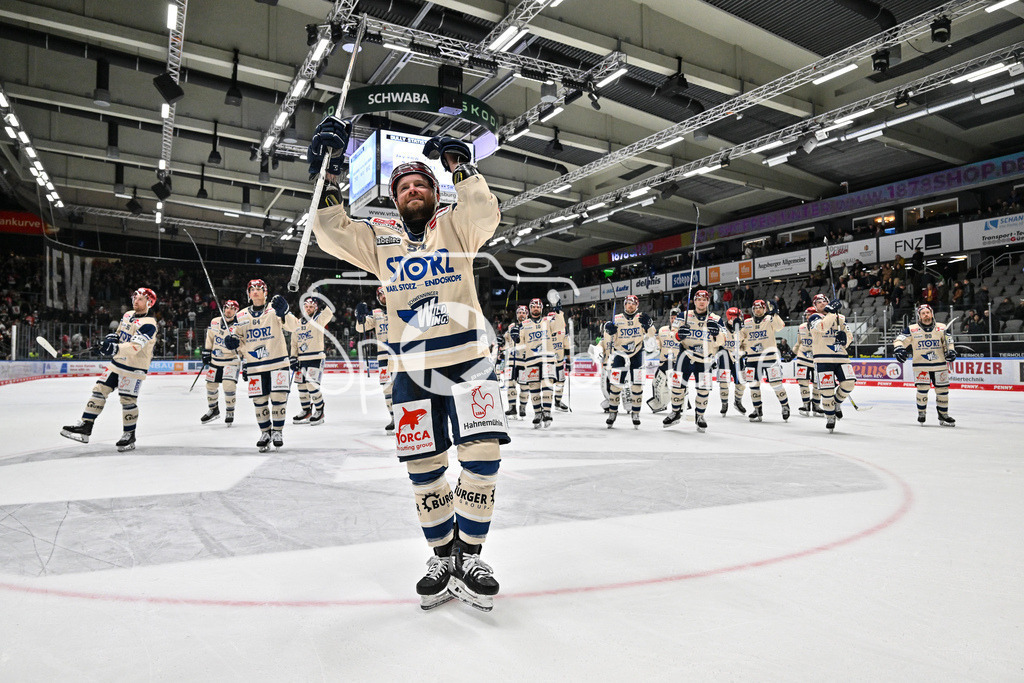 Augsburger Panther - Schwenninger Wild Wings | Die Spieler der Wild Wings feier zusammen mit ihren Fans den Sieg in Augsburg / DEL: Augsburger Panther - Schwenninger Wild Wings, Curt Frenzel Stadion am 24.01.2025 / Benjamin MARSHALL (Schwenninger Wild Wings 54)