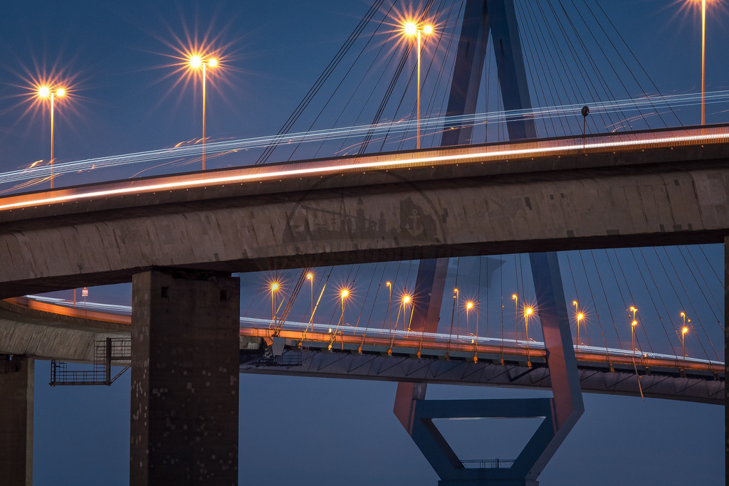 Köhli Kurve Nachts | Exklusive Hamburg collagen, tolle Segelbilder und viele weitere tolle Motive auf Leinwand, Poster, Alu-Dibond, u.v.m. findet Ihr bei uns auf hamburgbild.de. Findet Euer Wandbild für Euer Zuhause, Büro oder die  Praxis…. - Realisiert mit Pictrs.com