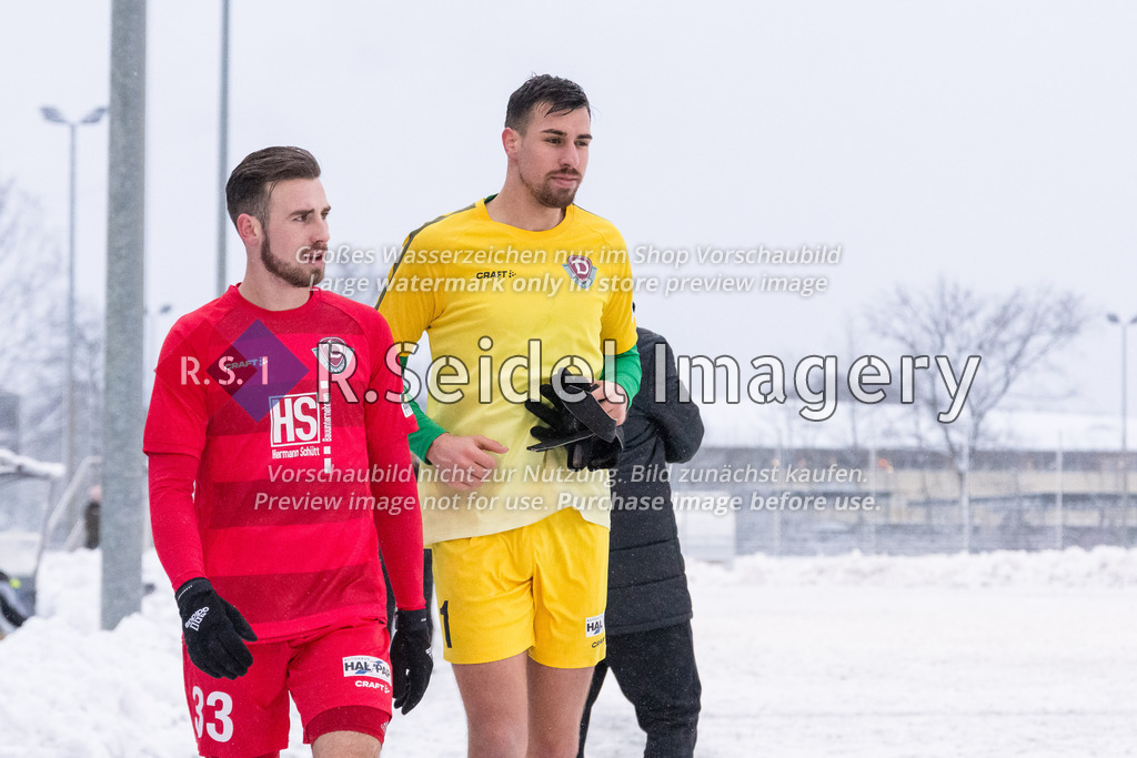 RS-1-023729 | Marvin Runge (#33, Schwerin) und Miguel Da Silva Telinhos (#1, Schwerin, Torwart) verlassen das Spielfeld