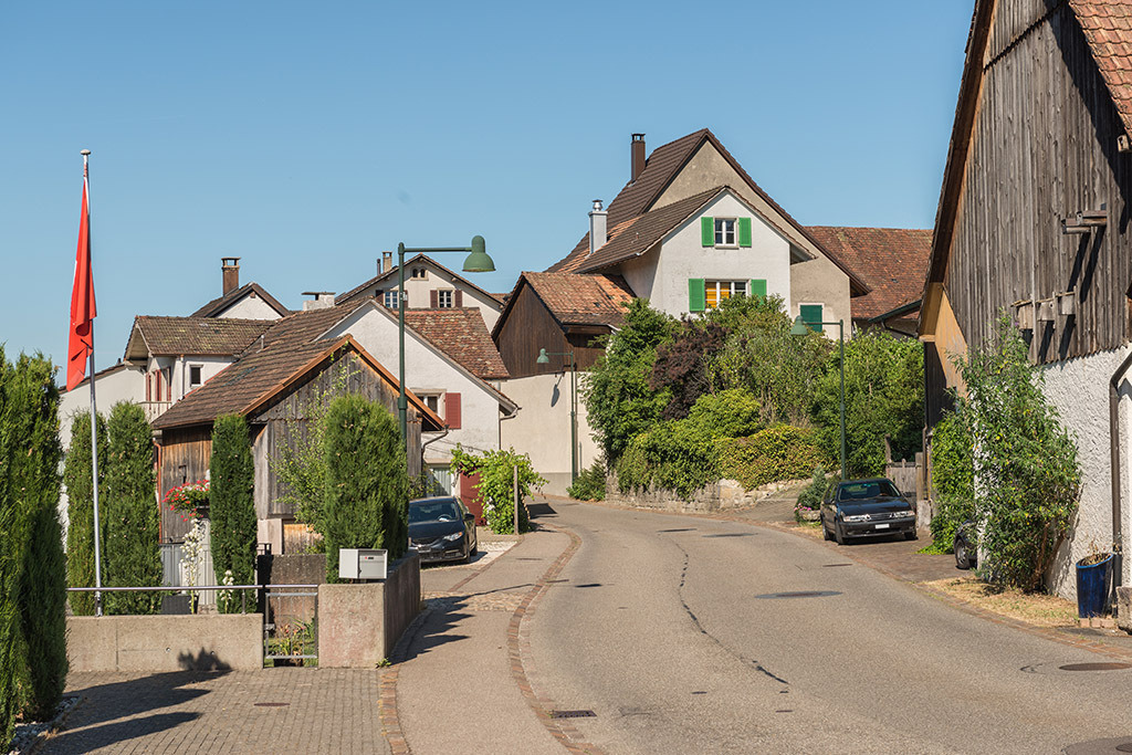 Häuser an der Seltisbergerstrasse | in Lupsingen, Baselland, Schweiz - Realisiert mit Pictrs.com