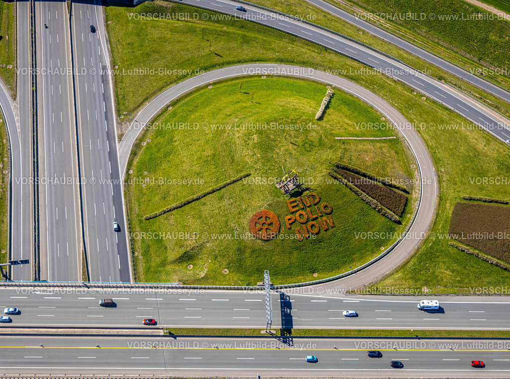 Kamen220403973Rotary | Luftbild, 20.000 Tulpen pflanzten die Kamener Rotarier am Kamener Kreuz unterhalb der ADAC-Hubschrauber-Skulptur. Sie werden in den nächsten Tagen blühen. 
Rotarys Kampf gegen die Kinderlähmung (POLIO Poliomyelitis)
Das größte Projekt, das Rotary in seiner 116-jährigen Geschichte je angepackt hat – der Kampf gegen die Kinderlähmung –, heißt PolioPlus und steht kurz vor dem Ziel: Seit 1988 gelang es mit Hilfe mächtiger Partner wie der Weltgesundheitsorganisation, den größten Teil der Welt durch massive Impfkampagnen von Polio zu befreien. Durch die großen Fortschritte der letzten Jahre rückt das Ziel in greifbare Nähe: Innerhalb der nächsten drei Jahre bis 2023 soll die Übertragungskette weltweit unterbrochen sein. , Kamen, Ruhrgebiet, Nordrhein-Westfalen, Deutschland