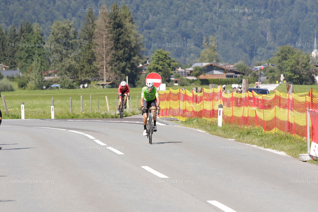 1144_20230817_Bewerb_Maenner_Muehlanger | AUT - OESTERREICH, 2023-08-16: SPORT RENNRAD-FAHREN - 55. INTERNATIONALER RADWELTPOKAL IN ST. JOHANN IN TIROL  - Vintage-Radrennen mit WM-Bronze-Medaillen-Siegerin Christina Schweinberger, den Teilnehmer und Alexander Baumann (vom Orginastions-Team) - TAG 2 BEWERB MAENNER IN SECHS GRUPPEN  ; Foto: Roland Muehlanger