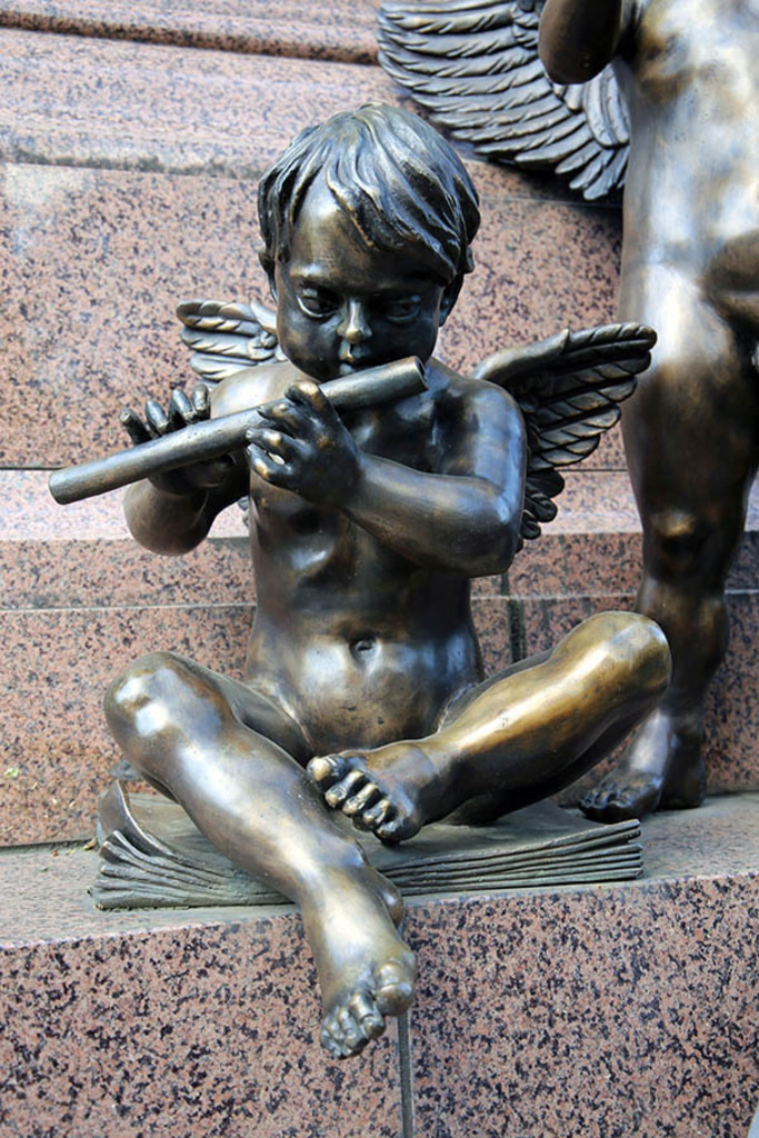 Foto: Leipzig - Mendelssohn-Denkmal - Musizierender Engel | Das Team hinter BILDLEXIKON LEIPZIG bündelt historische wie aktuelle Informationen über die Stadt Leipzig in Text und Bild auf einer Plattform und stellt diese der interessierten Öffentlichkeit zur Verfügung.