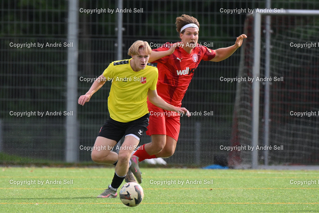 FC Kilia Kiel vs SV Eichede | Jan Matti Seidel (Kilia #10) vs Norman Giebler (Eichede #32) / Fußball-Oberliga Männer 2026/2027 / FC Kilia Kiel vs SV Eichede / Kilia Sportplatz / Kiel / 12.09.26 - Realisiert mit Pictrs.com