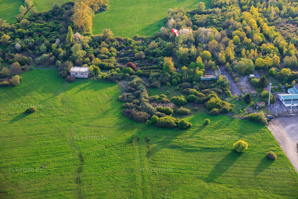 Luftbild: Paraglider über den Hangars am ehemaligen Miltärflugplatz Grostenquin in Bistroff im Bundesland Moselle in Frankreich.Foto: IMG_154343.jpg vom 17.04.2026 durch Werner Riehm/FLY-FOTO.deAuflösung des Originals: 6000 x 4000 px
