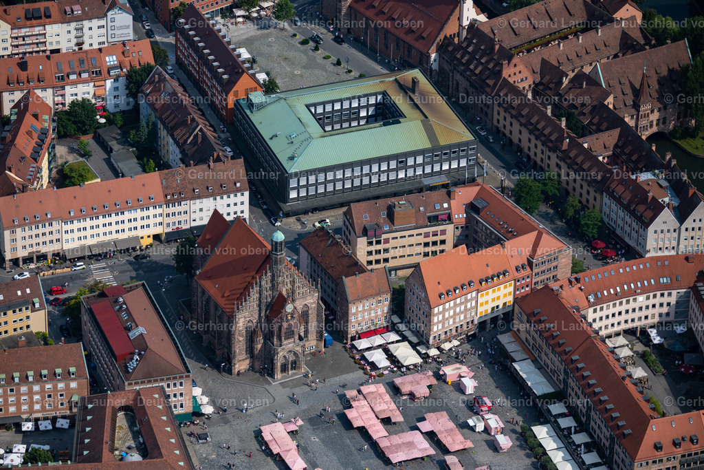 4047464 | NüRNBERG 21.08.2021 Platz- Ensemble " Hauptmarkt Nürnberg " im Innenstadt- Zentrum in Nürnberg im Bundesland Bayern, Deutschland. // Ensemble space " Hauptmarkt Nuernberg " in the inner city center in Nuremberg in the state Bavaria, Germany. Foto: Gerhard Launer