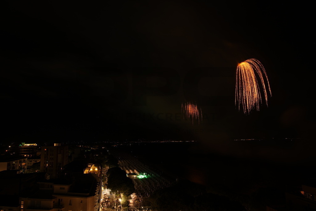 Ferragosto Fireworks in Grado, Italy | GRADO, ITALY, 15.AUG.26 - FIREWORKS - Ferragosto fireworks over the Adriatic Sea in Grado, Italy. Colorful fireworks light up the night sky above the beach, coastline and waterfront during the traditional summer celebration. - Realisiert mit Pictrs.com