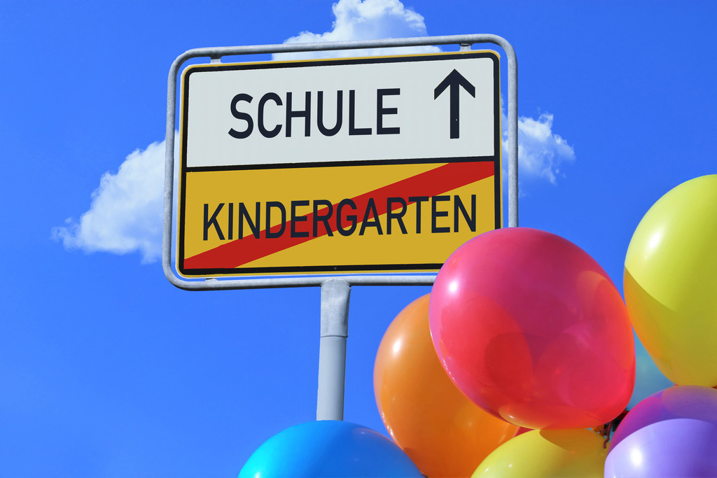 Schule Kindergarten - Bild zum Start der Schulzeit | (Fotomontage) Ortsausgangsschild mit dem Schriftzug KINDERGARTEN/SCHULE - Realisiert mit Pictrs.com