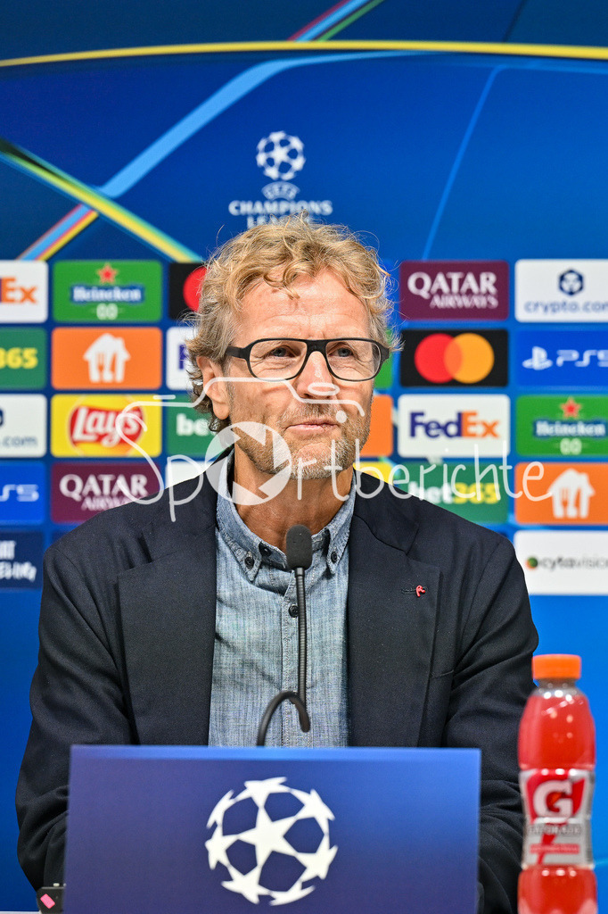 Paphos FC - FC Bayern München | im Bild Dieter NICKLES Pressesprecher des FC Bayern Muenchen auf der Pressekonferenz vor dem Spiel in Pafos / Einzelfoto / Freisteller
