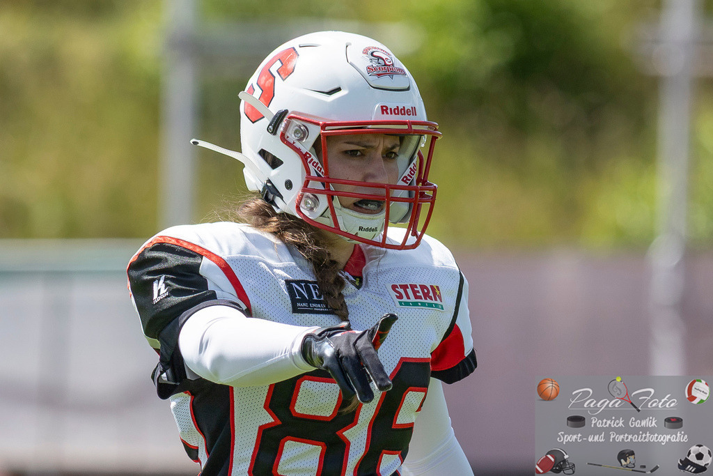 GFLW 1: German Football League Women 1: Rodgau Pioneers Ladies - Stuttgart Scorpions Sisters, 07.06.2026 | Angela Daniela Luzia Kächle (Stuttgart Scorpions Sisters #86) zeigt in eine Richtung, Freisteller, Portrait / Porträt, Rodgau Pioneers Ladies - Stuttgart Scorpions Sisters, Rodgau, Maingau-Energie-Stadion "Am Weichsee", 7.6.2026 - Realisiert mit Pictrs.com