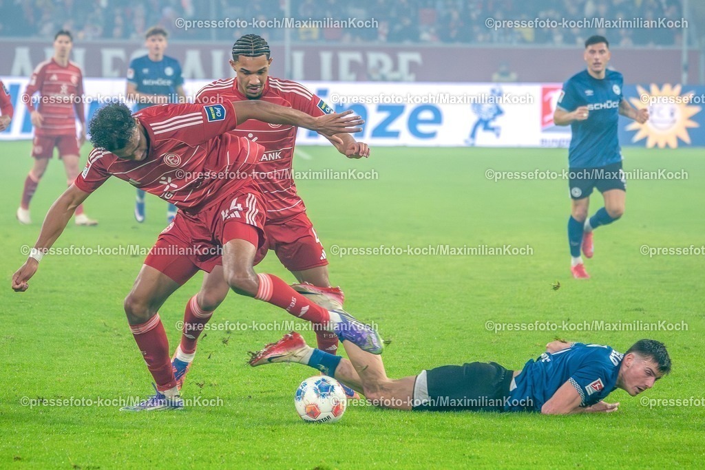 xKKUx16012601007 | 16.01.2026, xkkux, Fußball, Fortuna Düsseldorf - Arminia Bielefeld, 2. Fußball Bundesliga, Merkur Spiel-Arena, Saison 2025 2026: Kenneth Schmidt (Fortuna Düsseldorf #04) und Elias Aboulguie Egouli (Fortuna Düsseldorf #44) kämpfen gegen Stefano Russo (Arminia Bielefeld #21) um den Ball DFB regulations prohibit any use of photographs as image sequences and or quasi-video.