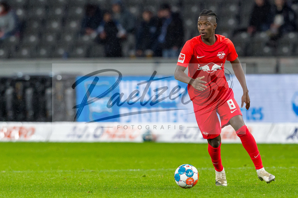 BSCRBL20220220_200 | Fussball, Herren: Amadou Haidara (RB Leipzig) in Aktion, am Ball, Einzelaktion bei dem Spiel der 1. Bundesliga zwischen Hertha BSC und RB Leipzig im Olypiastadion am 20.02.2022 in Berlin, Deutschland.DFB / DFL REGULATIONS PROHIBIT ANY USE OF PHOTOGRAPHS AS IMAGE SEQUENCES AND/OR QUASI-VIDEO. - Realisiert mit Pictrs.com