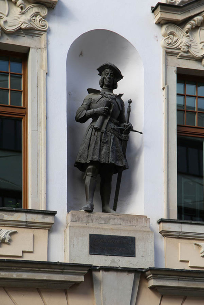 Foto: Leipzig - Kaiser-Maximilian-Denkmal | Das Team hinter BILDLEXIKON LEIPZIG bündelt historische wie aktuelle Informationen über die Stadt Leipzig in Text und Bild auf einer Plattform und stellt diese der interessierten Öffentlichkeit zur Verfügung.