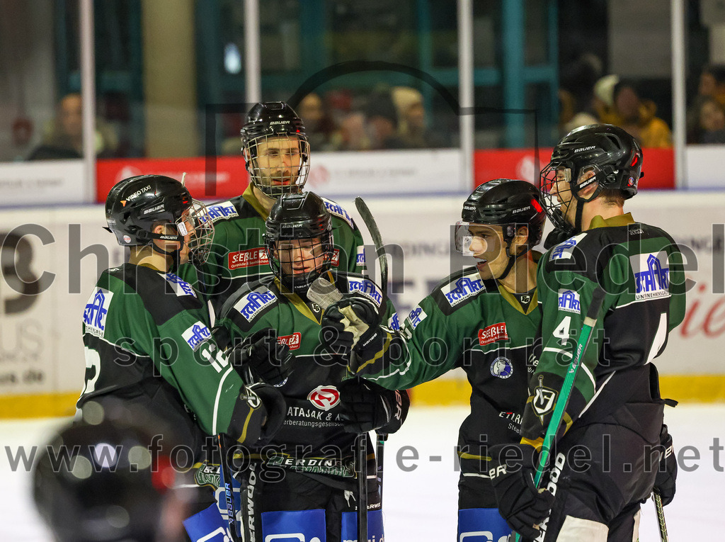 2022-12-02_146_TSV_Erding_gegen_EV_Pegnitz | Erding, Deutschland, 02.12.2022:
Eishockey, Bayernliga 2022 / 2023, 17. Spieltag, TSV Erding gegen EV Pegnitz, Endergebnis: 9:3

Dominik Wagner (Erding Gladiators, #12), Florian Zimmermann (Erding Gladiators, #5), Erik Modlmayr (Erding Gladiators, #21), Mark Waldhausen (Erding Gladiators, #27), Simon Franz (Erding Gladiators, #4)

Foto: Christian Riedel / fotografie-riedel.net