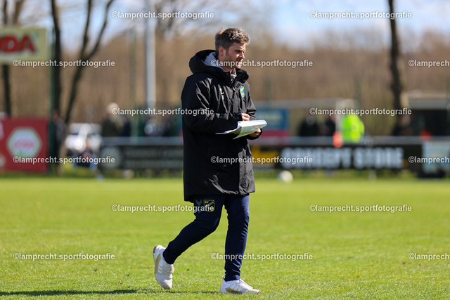 Fußball I Herren I Saison 2025-2026 I SHFV-Lotto-Pokal I Halbfinale I SV Todesfelde - VfB Lübeck 063 | Dirk Hellmann (Co-Trainer, SV Todesfelde) - Realisiert mit Pictrs.com