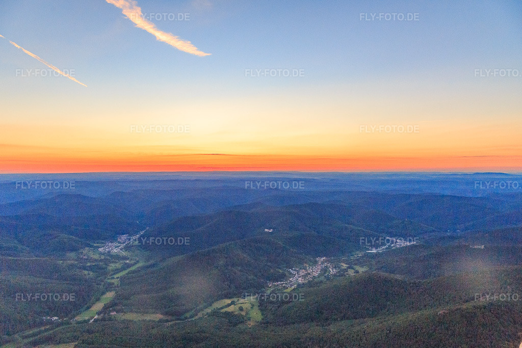 Luftbild: Eußer- und Dernbachtal in Albersweiler im Bundesland Rheinland-Pfalz in Deutschland. Foto: IMG_115595.jpg vom 21.06.2019 durch Werner Riehm/FLY-FOTO.de