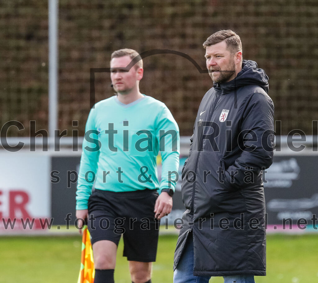 2024-02-24_036_FC_Schwaig_gegen_TSV_1880_Wasserburg | Oberding, Deutschland, 24.02.2024:
Fußball, 2. Runde Qualifikation TOTO-Pokal 2023 / 2024, 1. Spieltag, FC Schwaig gegen TSV 1880 Wasserburg, Endergebnis: 2:3

Trainer Florian Heller (TSV 1880 Wasserburg)

Foto: Christian Riedel / fotografie-riedel.net
