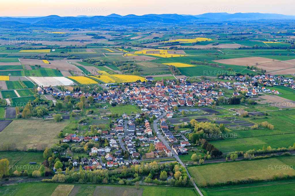 Luftbild: Ortsansicht aus Süden in Kapsweyer im Bundesland Rheinland-Pfalz in Deutschland. Foto: IMG_078034.jpg vom 24.04.2015 durch Werner Riehm/FLY-FOTO.de