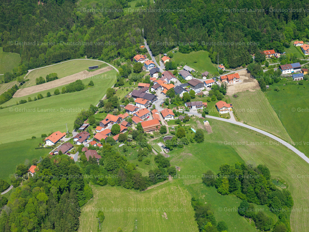 2724258 | ATZESBERG 19.05.2007 Landwirtschaftliche Nutzflächen und Feldgrenzen  umsäumen das Siedlungsgebiet des Dorfes in Atzesberg im Bundesland Bayern, Deutschland // Agricultural land and field boundaries surround the settlement area of the village  in Atzesberg in the state Bavaria, Germany Foto: Gerhard Launer