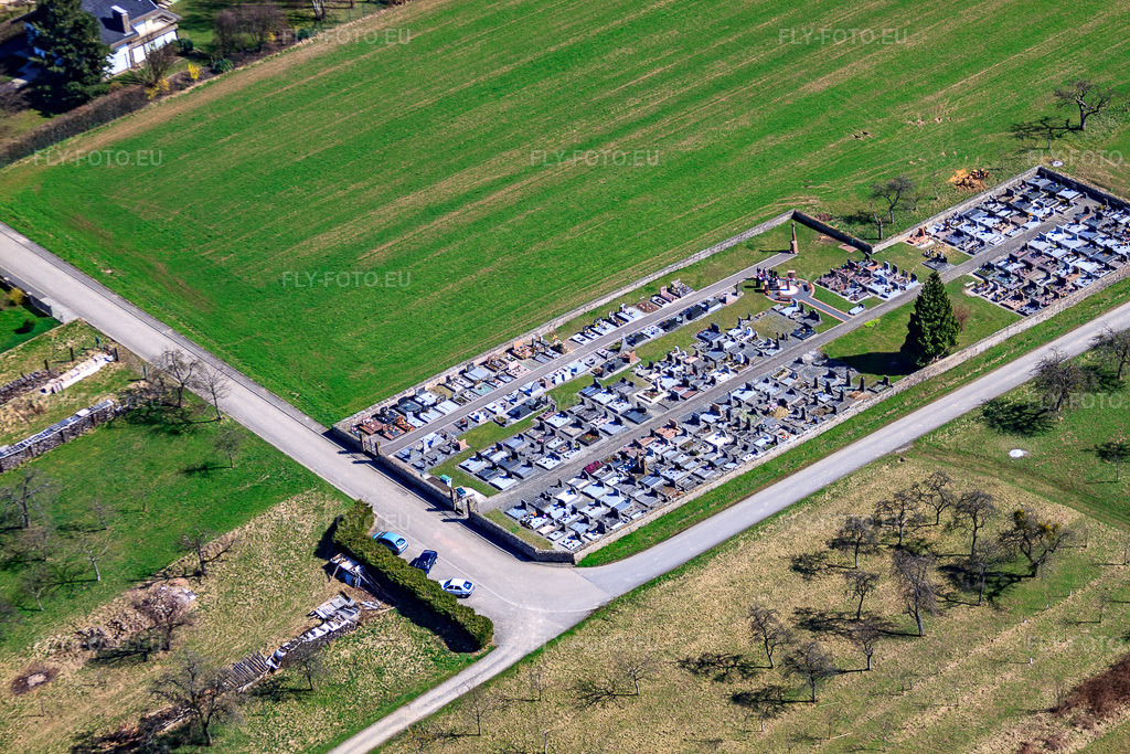 Vue aérienne: Cimetière à Weislingen dans le département Bas Rhin, France – .Photo: IMG_38491.jpg prise le 20/03/2011 par Werner Riehm/FLY-FOTO.eu – Résolution de l'original: 4752 x 3168 px