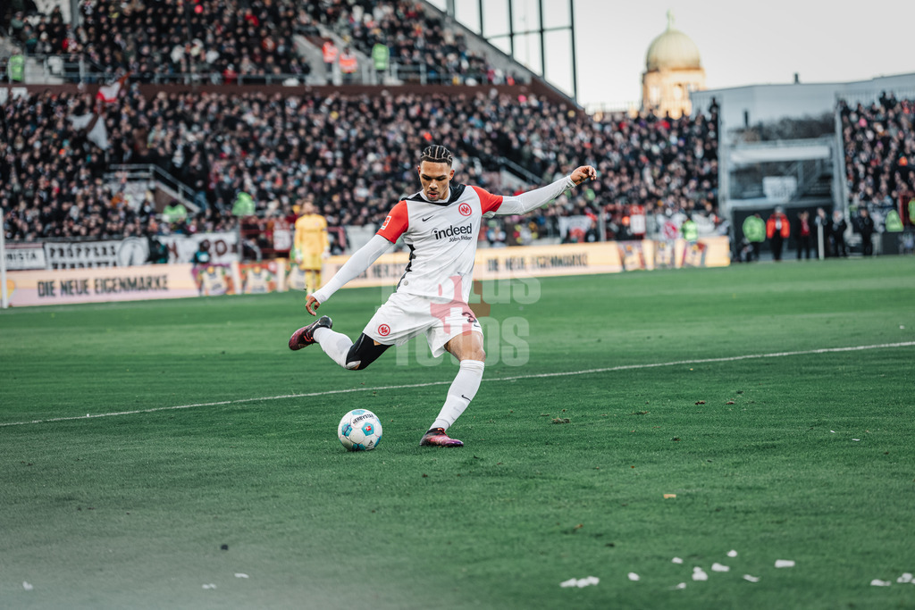 Fußball | Männer | Saison 2024/2025  | Fußball-Bundesliga | 16. Spieltag | FC St. Pauli vs. Eintracht Frankfurt | 11.01.2025 | Arthur Theate (#3, Eintracht Frankfurt)
