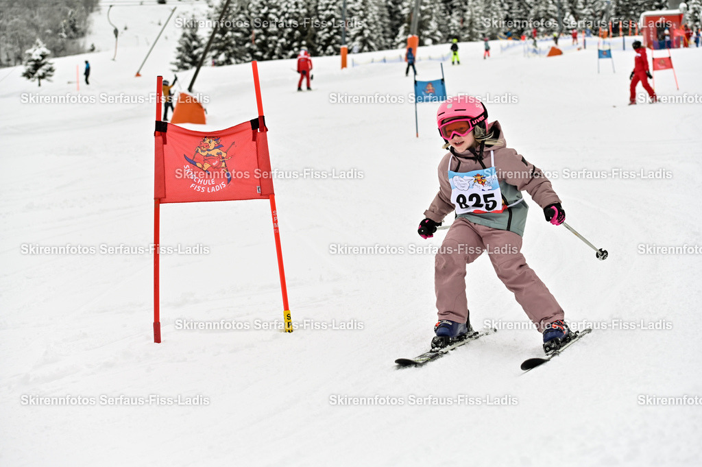 SRF_20.02.2026_1011 | Skirennfotos,Serfaus,Fiss,Ladis,Kinderskirennen,Winter,Tirol,Oberland,skirace,SFL,feelfree,weil wir's genießen,ski,Ski,skifahren,Sonnenplateau, - Realisiert mit Pictrs.com