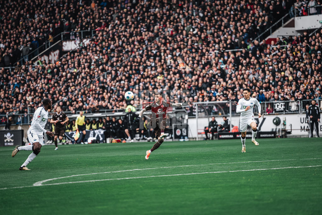 Fußball | Männer | Saison 2023/2024 | 2. Fußball-Bundesliga | 27. Spieltag | FC St. Pauli vs. SC Paderborn 07 | 31.03.2024 | Marcel Hartel (#10, FC St. Pauli) bei der Ballannahme