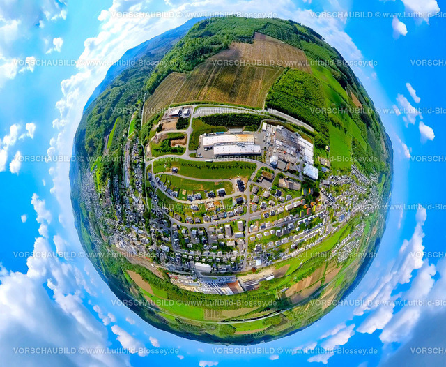 Bestwig240590413Tital | Luftbild, Wohngebiet Ortsansicht Bestwig, Gewerbegebiet mit Howmet Aerospace Tital Gmbh, Waldgebiet und Baumplantagen, Erdkugel, Fisheye Aufnahme, Fischaugen Aufnahme, 360 Grad Aufnahme, tiny world, little planet, fisheye Bild, Velmede, Bestwig, Sauerland, Nordrhein-Westfalen, Deutschland