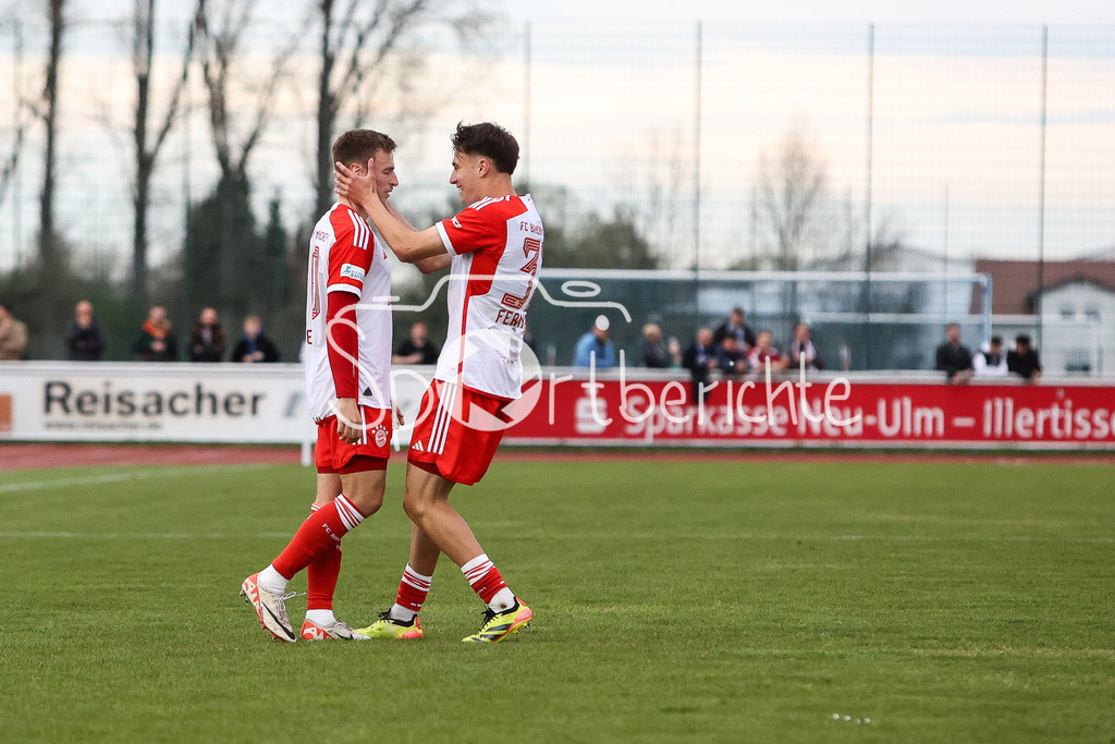 FV Illertissen - FC Bayern Amateure | Jubel der Bayern Amateure nach dem Treffer zum 0-1 durch Timo KERN (FCB #10) / Freude / Happy / Torschuetze / Tor