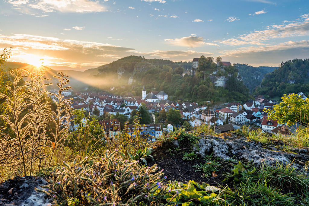 Die Altstadt von Pottenstein im Morgenlicht | Sonnenaufgang über der Altstadt von Pottenstein in der Fränkischen Schweiz. - Realisiert mit Pictrs.com
