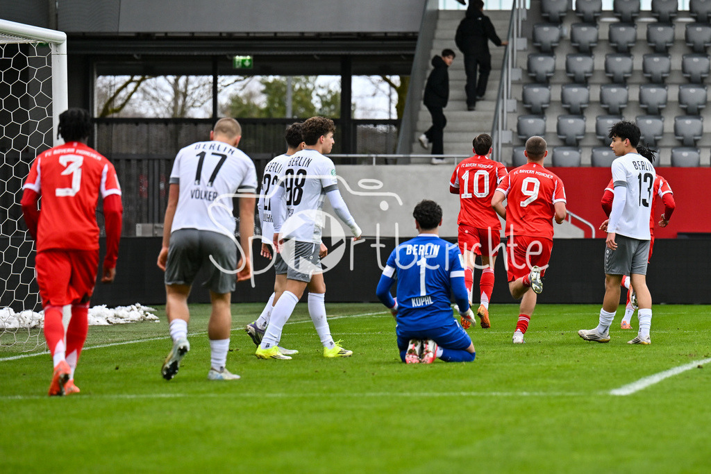 FC Bayern München - Berliner Athletik Klub | MUNICH, GERMANY - 21. FEBRUARY: Jubel der Bayern nach dem Treffer zum 1-o durch Michael MATOSEVIC (FC Bayern München U19 10) / Tor / Torschuetze / Freude / Happy während dem Spiel zwischen der U19 des FC Bayern München und der U19 des Berliner Athletik Klubs am 3. Spieltag der DFB-U19 Nachwuchsliga am FC Bayern Campus