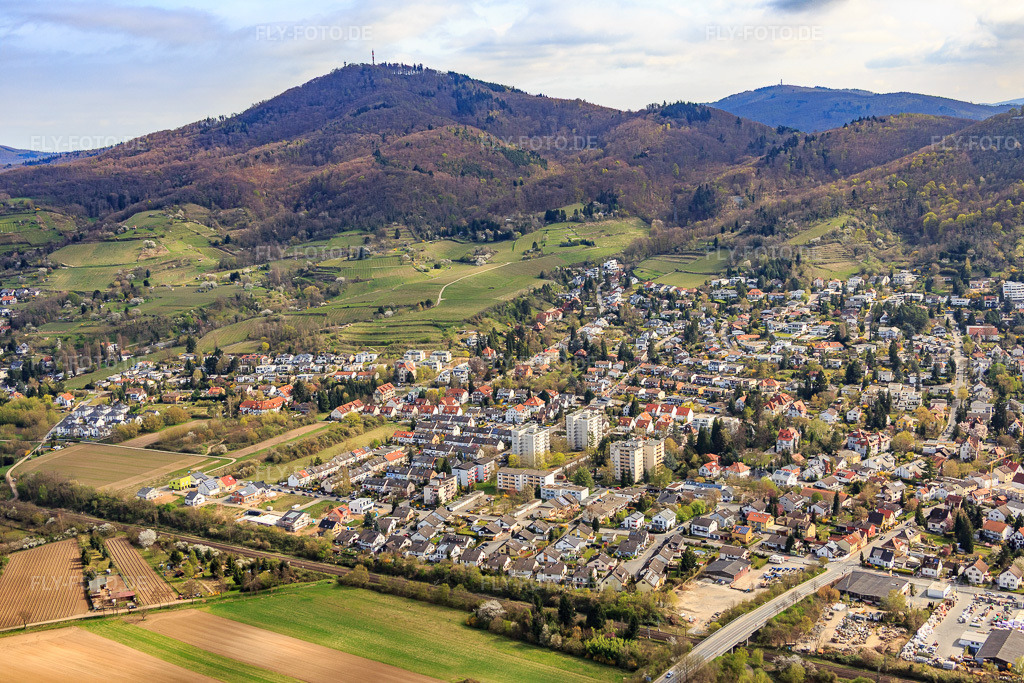 Luftbild: Stadtteilansicht von Westen zu Füßen des Melimbokus im Ortsteil Auerbach in Bensheim im Bundesland Hessen in Deutschland. Foto: IMG_077112.jpg vom 12.04.2015 durch Werner Riehm/FLY-FOTO.de