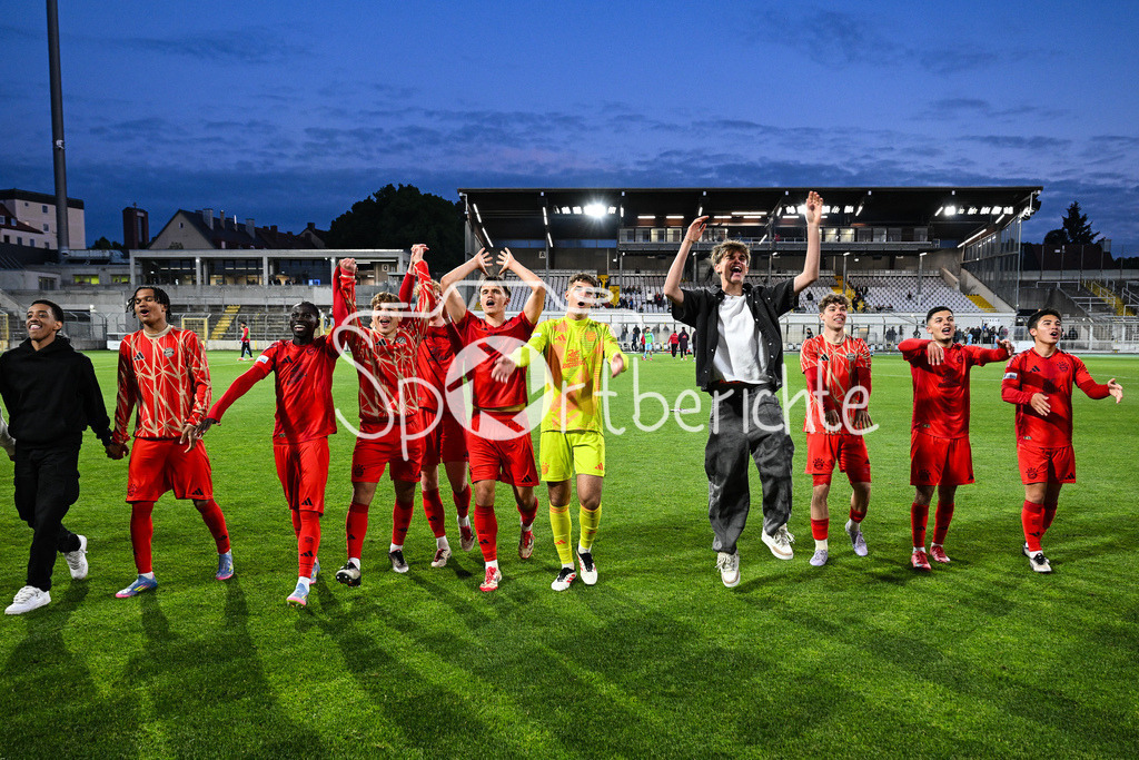 FC Bayern Amateure - Türkgücü München | Die Spieler der Bayern Amateure feiern zusammen mit den Fans nach dem letzten Heimspiel der Saison / Regionalliga Bayern: FC Bayern Muenchen II - Tuerkguecue Muenchen, Gruenwalder Stadion am 09.05.2025