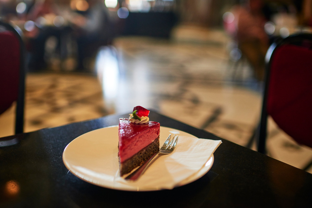 Cafe Restaurant KHM | Wien, Austria - October 18, 2017: Cafe Restaurant KHM, Himbeer-Mohntorte steht auf dem Tisch. - Realisiert mit Pictrs.com