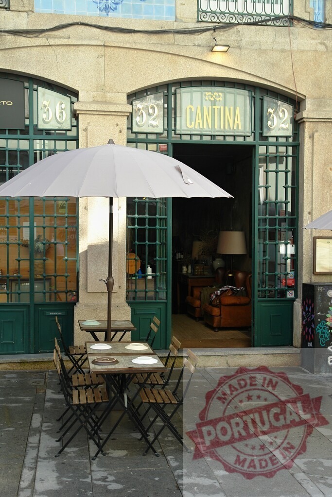 Cantina 32 restaurant with street cafe seating. Porto - Portugal | Cafe entrance with outdoor tables and umbrella on pedestrian street in Porto - Realisiert mit Pictrs.com