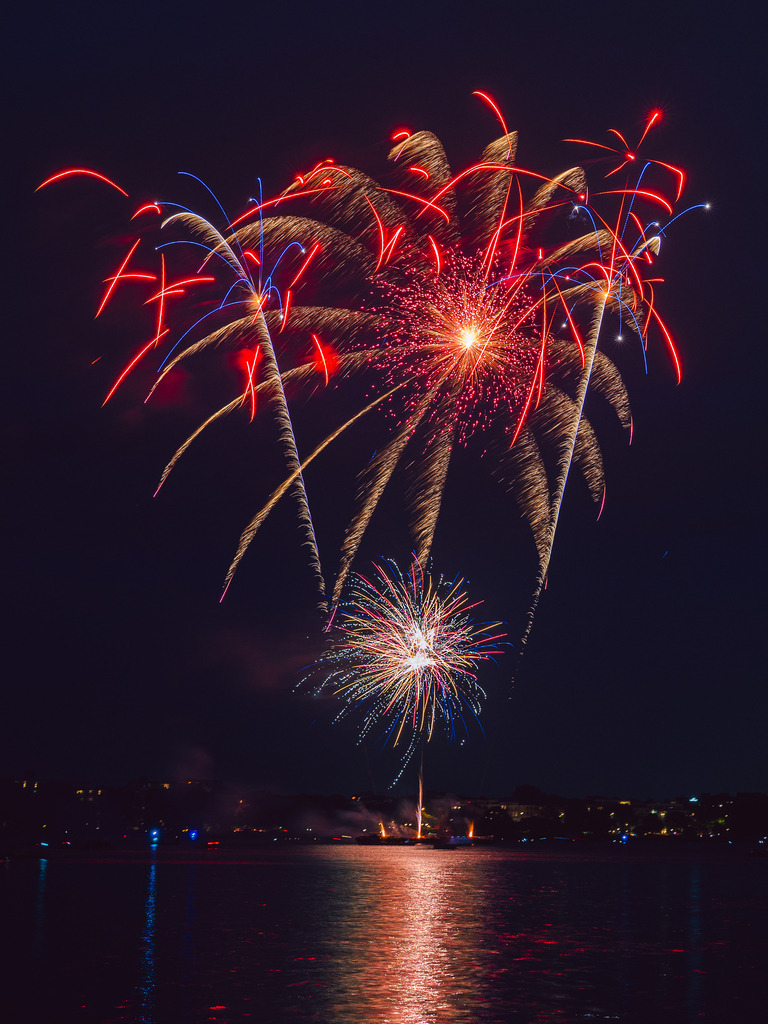 Kirschblütenfest 2026 - 4 | Feuerwerk beim jährlichen Kirschblütenfest auf der Außenalster. - Realisiert mit Pictrs.com